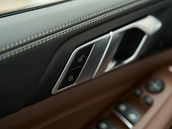 2024 BMW X5 30d IV (G05/G18) Рестайлинг, коричневый, 14299900 рублей - вид 25