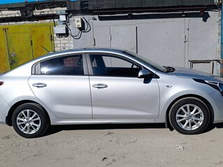 2020 Kia Rio IV Рестайлинг, серый, 1450000 рублей, вид 2