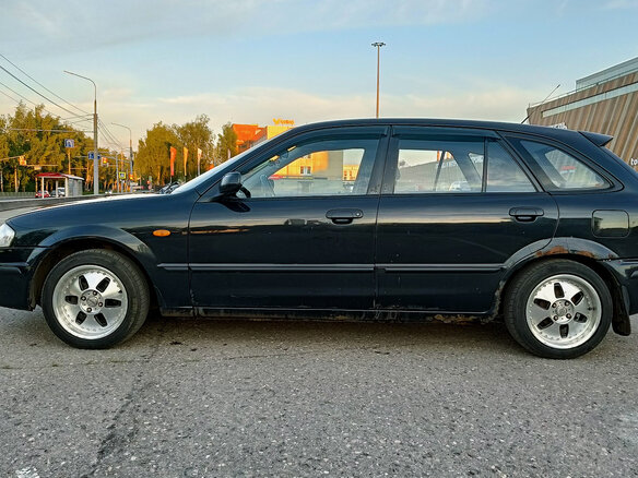 1999 Mazda 323 VI (BJ), чёрный, 150000 рублей - вид 1