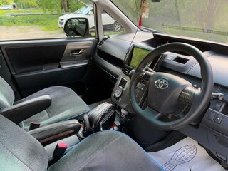 2010 Toyota Voxy II (R70) Рестайлинг, белый, 1299000 рублей, вид 5