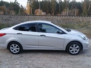 2013 Hyundai Solaris I, серебристый, 680000 рублей, вид 2