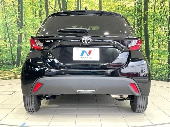 2023 Toyota Yaris IV, чёрный, 940300 рублей - вид 6