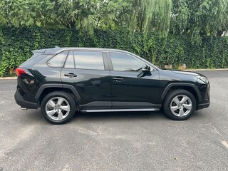 2021 Toyota RAV4 V (XA50), чёрный, 2900000 рублей, вид 4