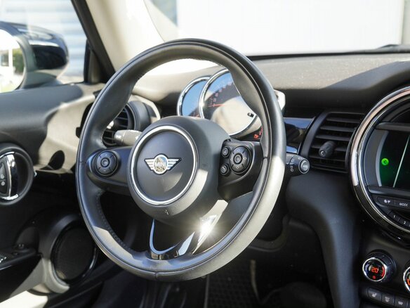 2021 Mini Hatch Cooper III (F55/F56) Рестайлинг 2, белый, 2580000 рублей - вид 17