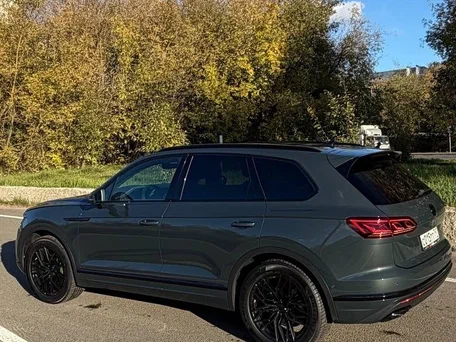 2019 Volkswagen Touareg III, серый, 5700000 рублей, вид 4
