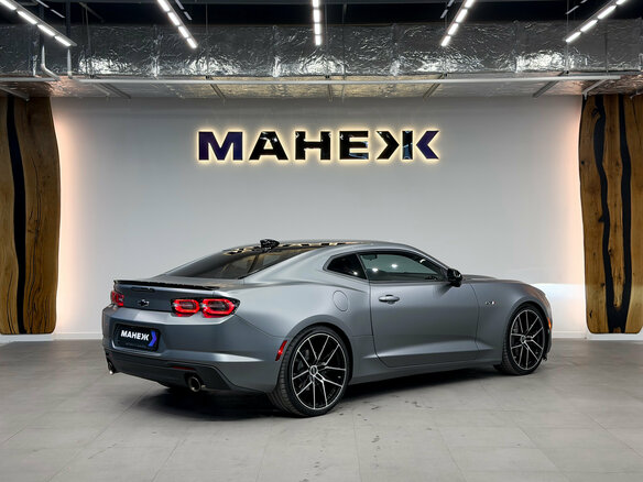 2021 Chevrolet Camaro LT1 VI Рестайлинг, серый, 7400000 рублей - вид 5