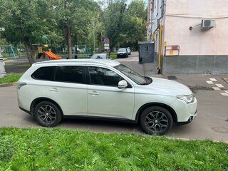 2014 Mitsubishi Outlander III Рестайлинг, белый, 1300000 рублей, вид 2