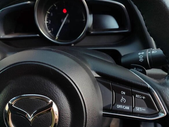 2020 Mazda 2 III (DJ) Рестайлинг, красный, 1400000 рублей - вид 6