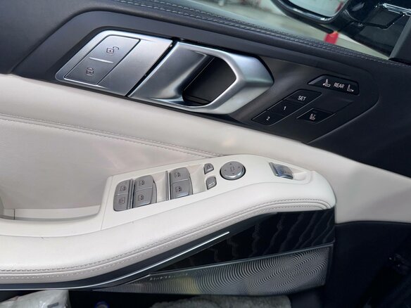 2021 BMW X7 40d I (G07), зелёный, 9800000 рублей - вид 13