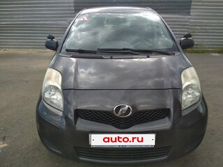 2011 Toyota Yaris II Рестайлинг, серый, 850000 рублей, вид 1