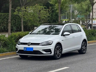 2018 Volkswagen Golf VII Рестайлинг, белый, 1395069 рублей, вид 1
