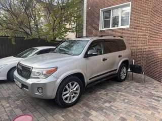 2012 Toyota Land Cruiser 200 Series Рестайлинг 1, серебристый, 3000000 рублей, вид 1