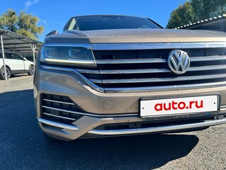 2018 Volkswagen Touareg III, бежевый, 4950000 рублей, вид 3