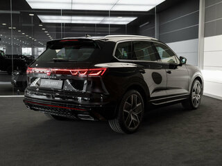 2026 Volkswagen Touareg III Рестайлинг, чёрный, 13000000 рублей, вид 5