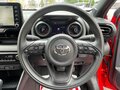 2023 Toyota Yaris IV, красный, 1073000 рублей - вид 7