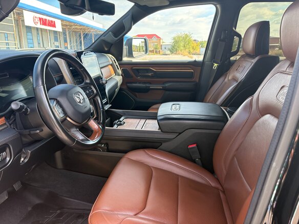 2023 Ram 1500 Quad Cab V, чёрный, 8000000 рублей - вид 5