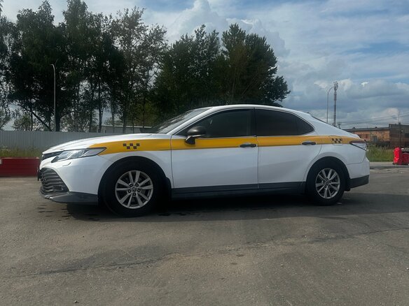 2021 Toyota Camry VIII (XV70), белый, 1900000 рублей - вид 2