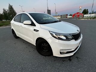 2015 Kia Rio III Рестайлинг, белый, 750000 рублей, вид 2