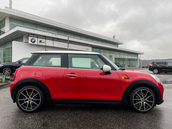 2018 Mini Hatch Cooper III (F55/F56) Рестайлинг, красный, 1819000 рублей - вид 3