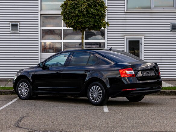 2020 Skoda Octavia III (A7) Рестайлинг, чёрный, 1695000 рублей - вид 3
