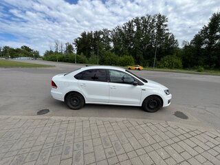 2017 Volkswagen Polo V Рестайлинг, белый, 950000 рублей, вид 3