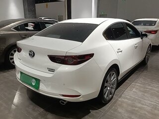 2019 Mazda 3 Axela III (BM) Рестайлинг, белый, 1850000 рублей, вид 4