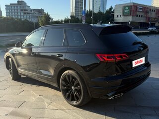 2018 Volkswagen Touareg III, чёрный, 6000000 рублей, вид 5