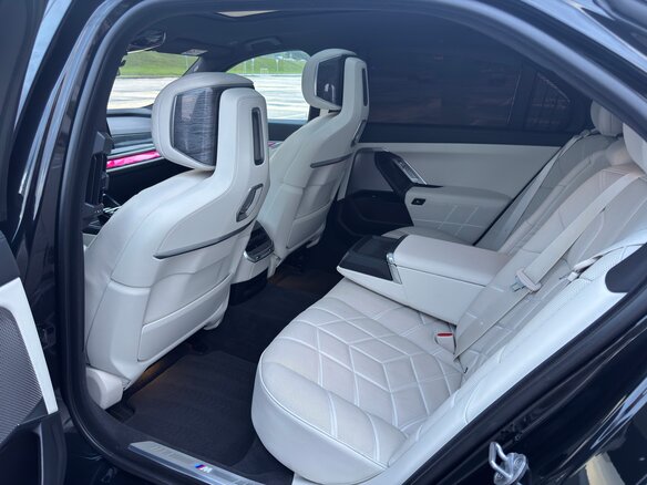2022 BMW 7 серии 740d xDrive VII (G70), чёрный, 10300000 рублей - вид 32