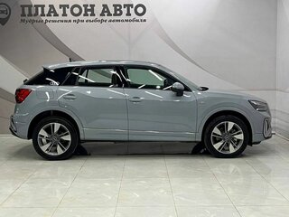 2025 Audi Q2 L 35 TFSI I Рестайлинг, серый, 3449000 рублей, вид 4
