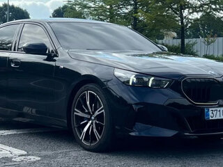 2026 BMW 5 серии 530i xDrive VIII (G60/G61/G68), чёрный, 7200000 рублей, вид 2