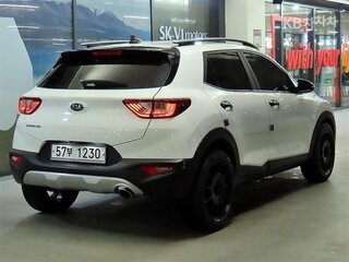 2020 Kia Stonic I, белый, 1550000 рублей, вид 4