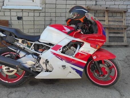 1992 Honda CBR 600F, красный, 250000 рублей, вид 1
