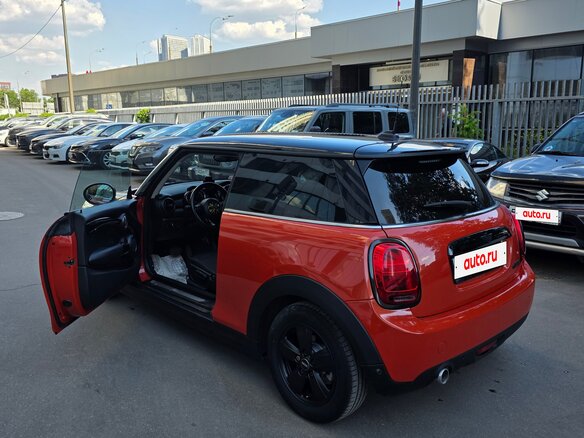 2018 Mini Hatch Cooper III (F55/F56) Рестайлинг, оранжевый - вид 3