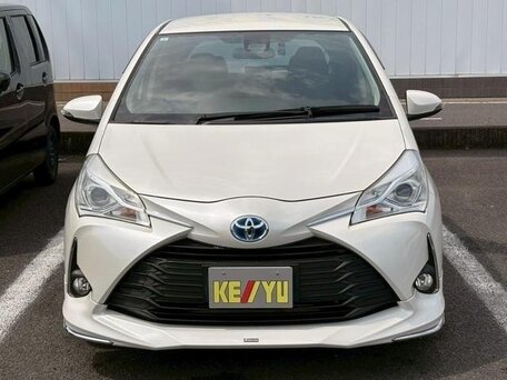 2018 Toyota Vitz III (XP130) Рестайлинг 2, белый, 850000 рублей, вид 2