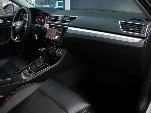 2023 Skoda Superb III Рестайлинг, серебристый, 2390000 рублей - вид 11