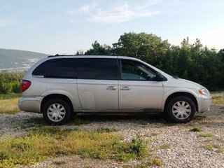 2005 Chrysler Town & Country IV Рестайлинг, серебристый, 690000 рублей, вид 5