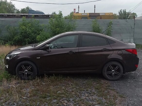 2015 Hyundai Solaris I Рестайлинг, коричневый, 880000 рублей - вид 4