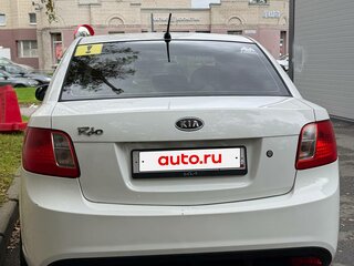 2011 Kia Rio II Рестайлинг, белый, 450000 рублей, вид 3