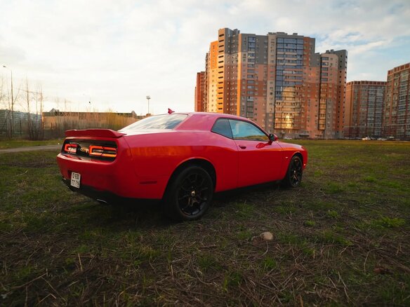 2017 Dodge Challenger III Рестайлинг 2, красный, 3719000 рублей - вид 4