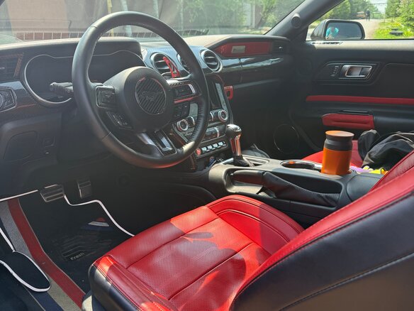 2021 Ford Mustang VI Рестайлинг, чёрный, 3150000 рублей - вид 3