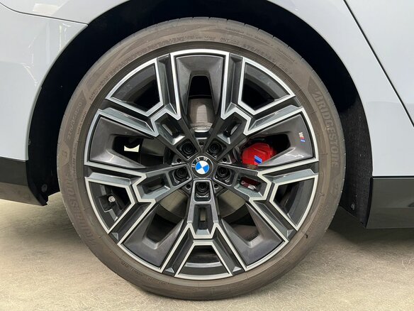 2025 BMW 5 серии 530i xDrive VIII (G60/G61/G68), серый - вид 8