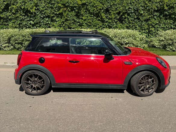 2021 Mini Hatch Cooper S III (F55/F56) Рестайлинг 2, красный, 2675000 рублей - вид 7