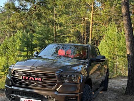 2021 Ram 1500 Quad Cab IV (DS/DJ), серый, 4750000 рублей, вид 2