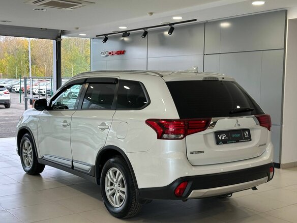 2018 Mitsubishi Outlander III Рестайлинг 2, белый, 1897000 рублей - вид 5