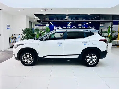2022 Kia KX3, белый, 1540000 рублей, вид 3