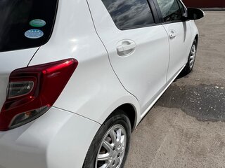 2016 Toyota Vitz III (XP130) Рестайлинг, белый, 850000 рублей, вид 3