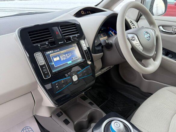 2011 Nissan Leaf (EM61) I (ZE0/AZE0), серый, 625000 рублей - вид 4