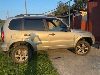 2012 Chevrolet Niva I Рестайлинг, серебристый, 520000 рублей, вид 3