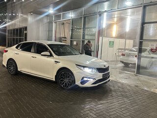 2019 Kia Optima IV Рестайлинг, белый, 1620000 рублей, вид 2