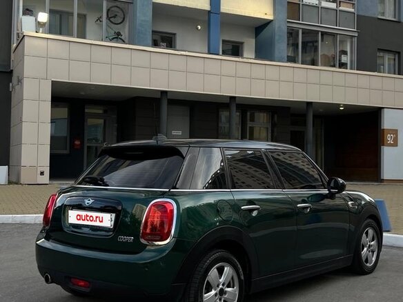 2018 Mini Hatch Cooper III (F55/F56) Рестайлинг, зелёный, 1750000 рублей - вид 2